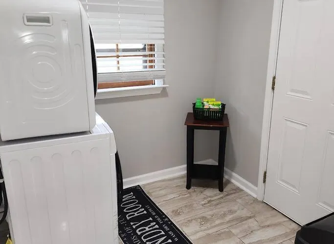 Stylish Cottage Near Airport