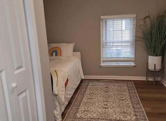 Stylish Cottage Near Airport