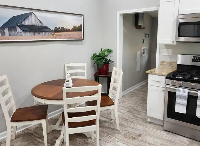 Stylish Cottage Near Airport