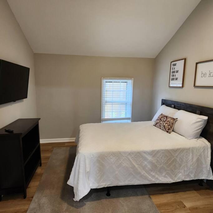 Stylish Near Airport Apartment